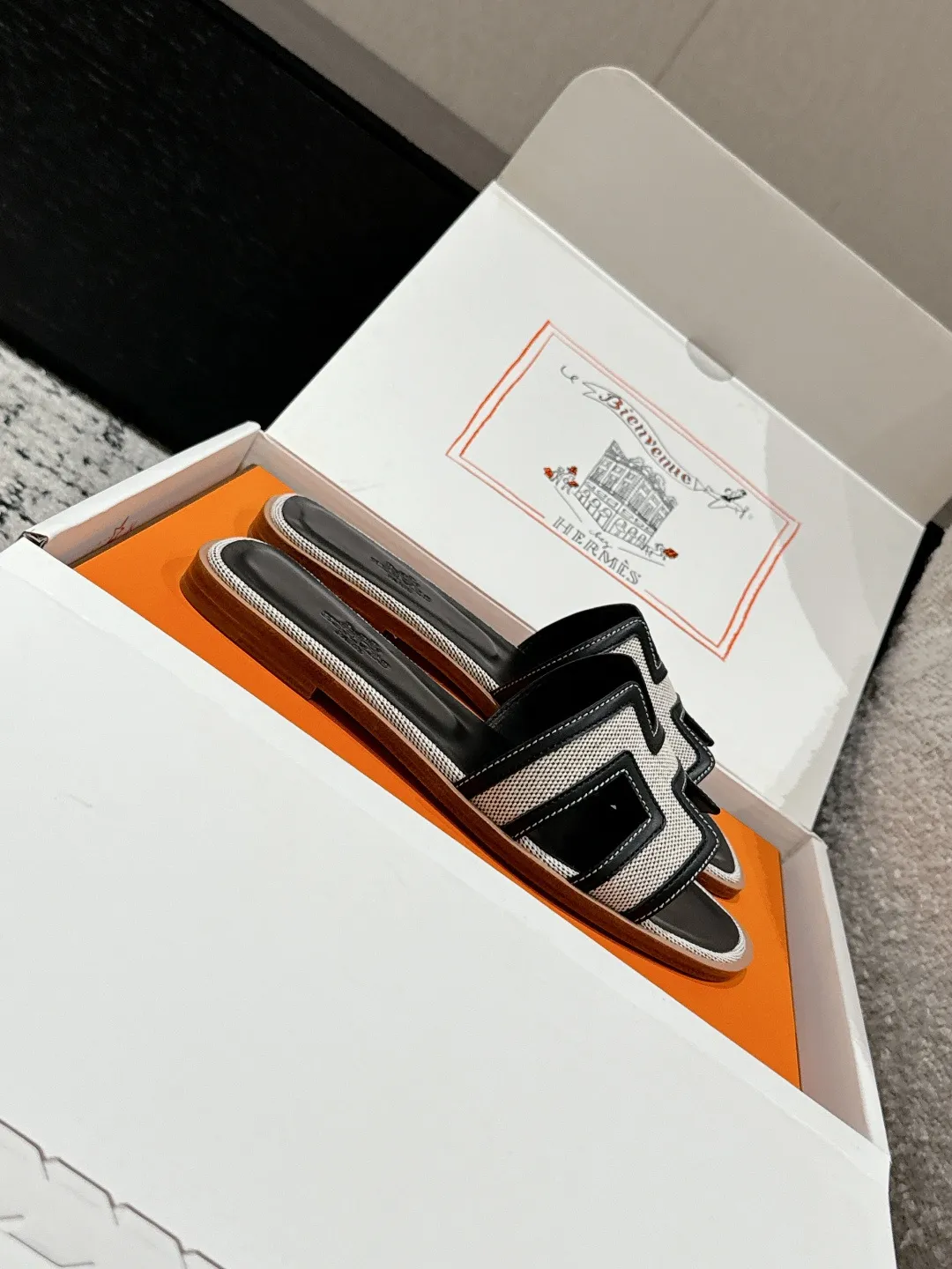 👟👟Ex-factory price 480👟👟 HERMES Hermès Oran series H classic slippers flat slippers 2025 spring and summer latest color matching family portrait ❤️ Original development Purchasing quality Integrated rhinestones, rivets, palm prints, graffiti, embroidery and other details make the simple H slippers new! Add more matching possibilities! The basic colors and this year’s hot new colors are all with your eyes closed. A must-have item for H fans in summer❤️Every color is beautiful ✔️Upper: cowhide/sheep/hot diamond/denim ✔️Foot: original sheepskin ✔️Sole: Italian A-grade double-layer leather outsole ✔️Size: #35-42 (40.41.42 custom-made, non-refundable)